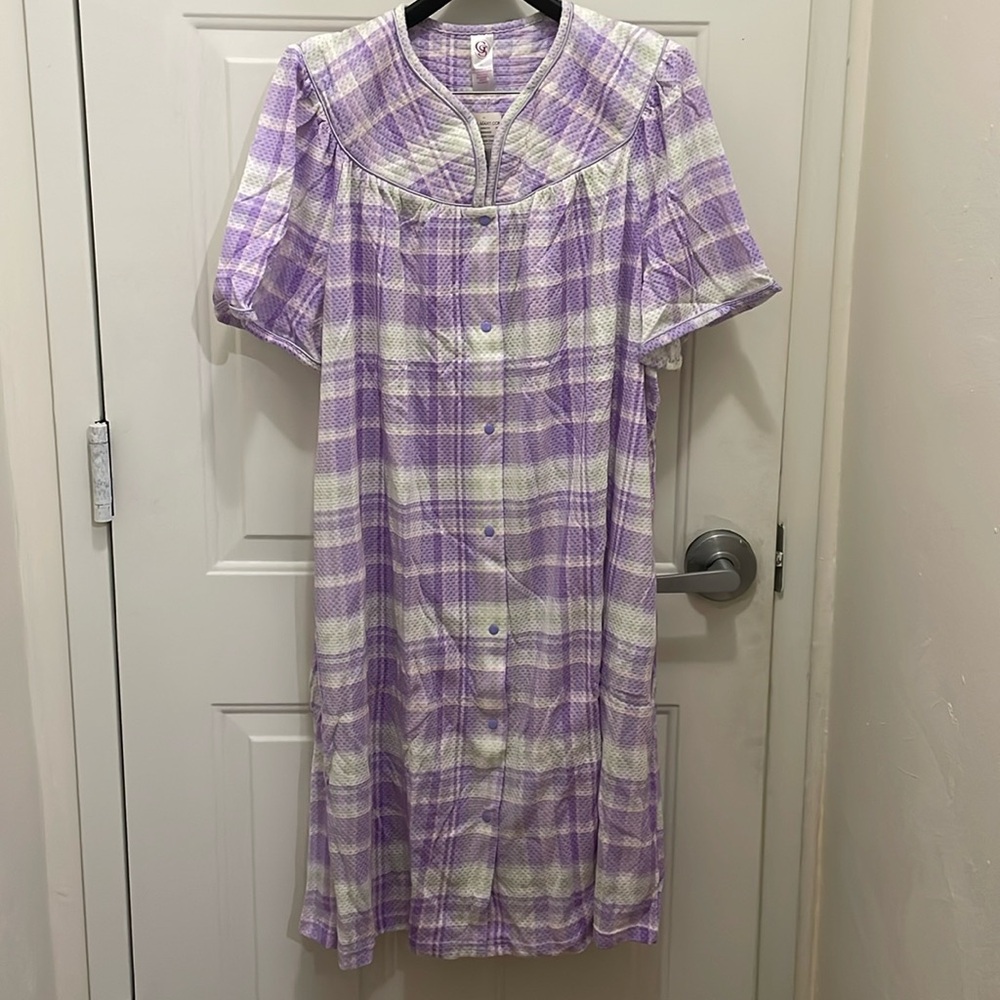 NWT: Women’s size 3X Purple Cloud housecoat, 100% soft cotton.with pockets